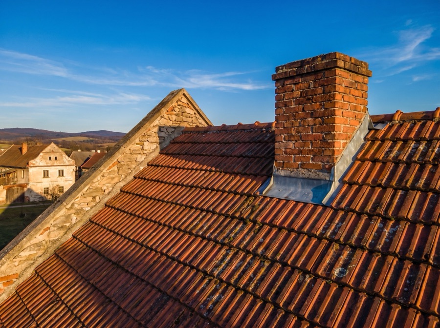 Dachówka ceramiczna z obróbką komina